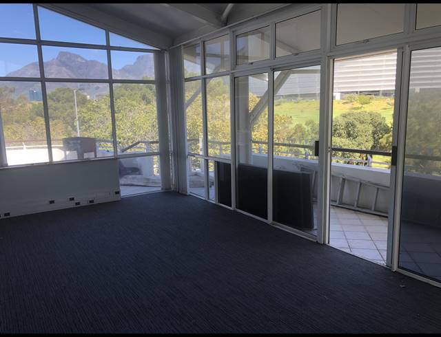 74M² OFFICE TO LET IN WATERFRONT